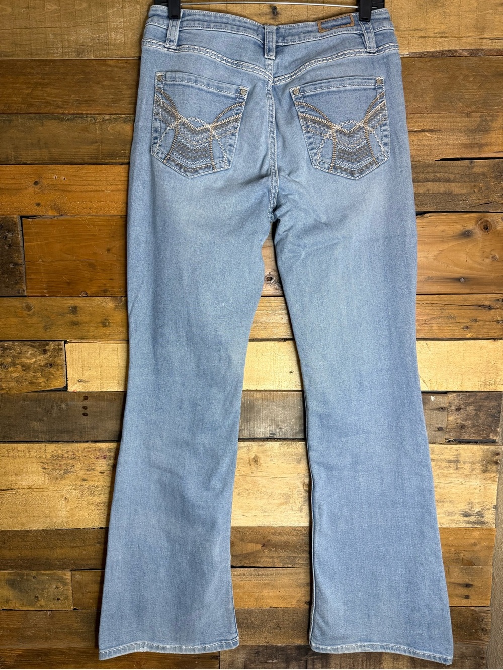 Shyanne Light‎ Wash Blue Jeans Size 32 with Embroidered Pockets